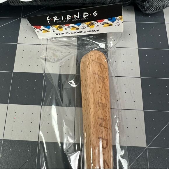 Cutterfly FRIENDS Collectors Bundle Merchandise Gift Box Button Down Shirt, Lrg - Picture 7 of 16